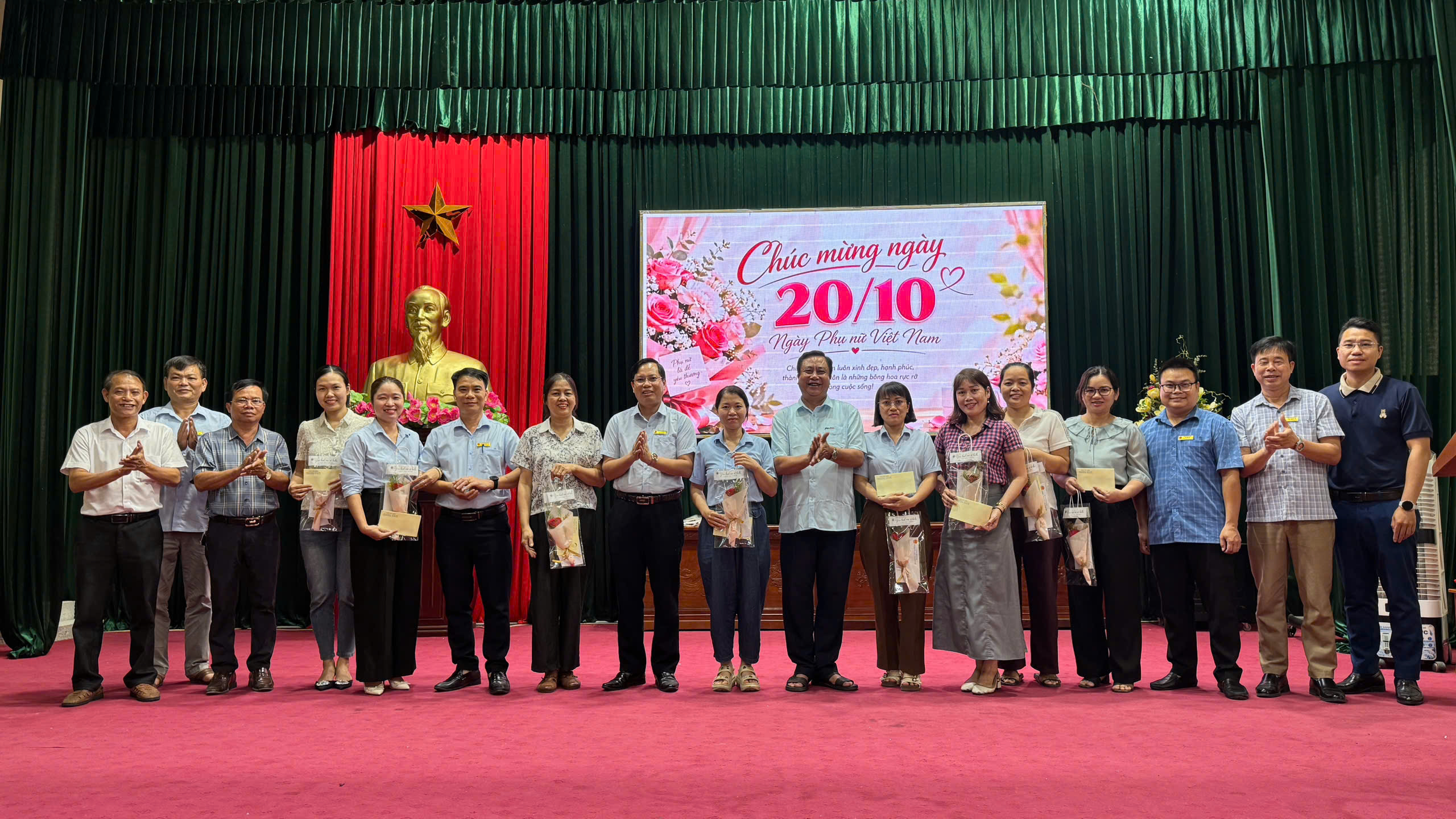 UBND XÃ ĐÔNG TIÊN HƯNG GẶP MẶT, CHÚC MỪNG NỮ CÁN BỘ, CÔNG CHỨC NHÂN NGÀY PHỤ NỮ VIỆT NAM 20/10
